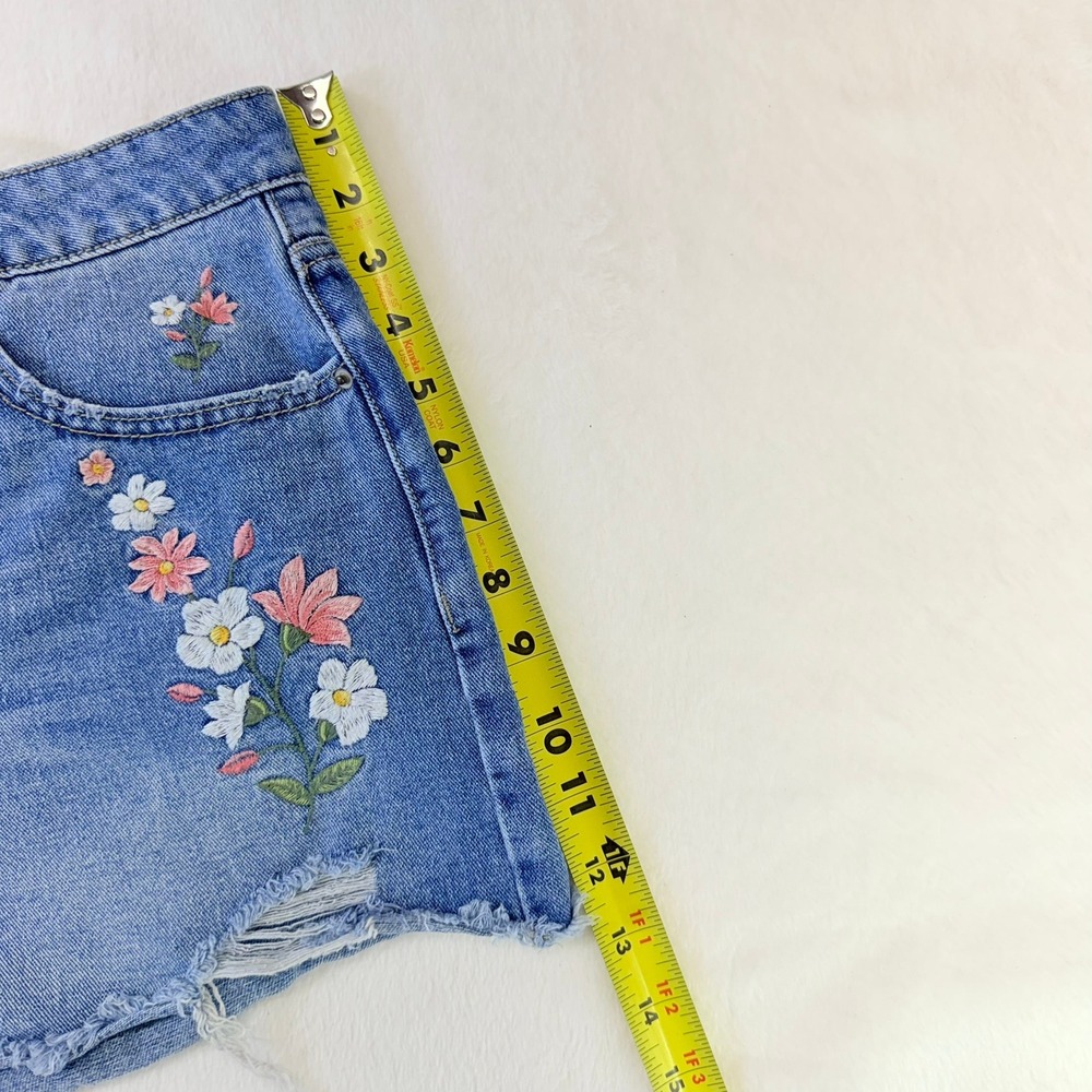 Time and Tru Womens Sz 12 High Rise Embroidered Floral Denim Shorts Distressed - Picture 9 of 9